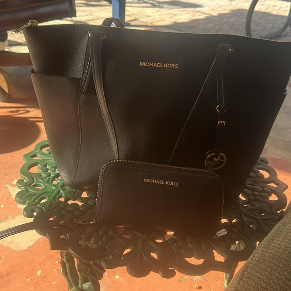 Michael Kors Charlotte Large Top Zip Top Black Tote and wallet. - Picture 2 of 11